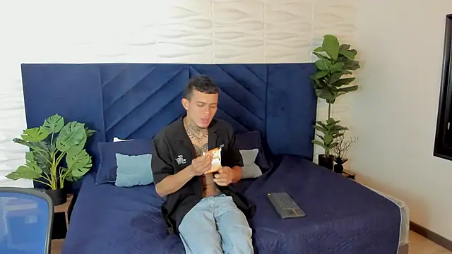 Snapshot of MrJustin_ chatting on October 4, 8:13 pm MrJustin online show from October 4, 8:13 pm