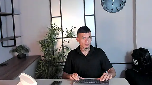 Snapshot of MrJustin_ chatting on October 8, 8:57 pm MrJustin online show from October 8, 8:57 pm