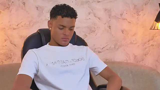 Snapshot of Valentino_Thompson chatting on October 1, 8:24 pm Valentino Thompson online show from October 1, 8:24 pm
