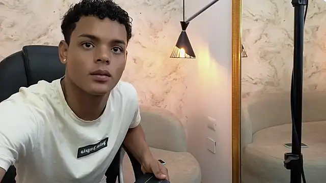 Snapshot of Valentino_Thompson chatting on September 18, 7:38 pm Valentino Thompson online show from September 18, 7:38 pm