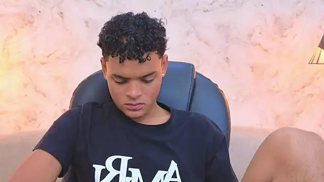 Snapshot of Valentino_Thompson chatting on October 13, 8:04 pm Valentino Thompson online show from October 13, 8:04 pm