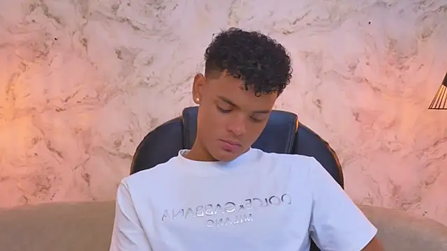 Snapshot of Valentino_Thompson chatting on October 6, 8:13 pm Valentino Thompson online show from October 6, 8:13 pm