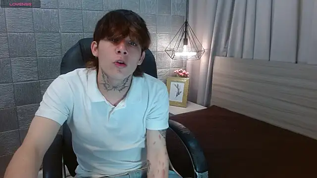 Snapshot of Iantwink18 chatting on October 2, 7:29 pm Iantwink18 online show from October 2, 7:29 pm