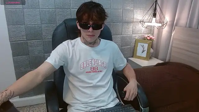 Snapshot of Iantwink18 chatting on September 24, 2:59 pm Iantwink18 online show from September 24, 2:59 pm