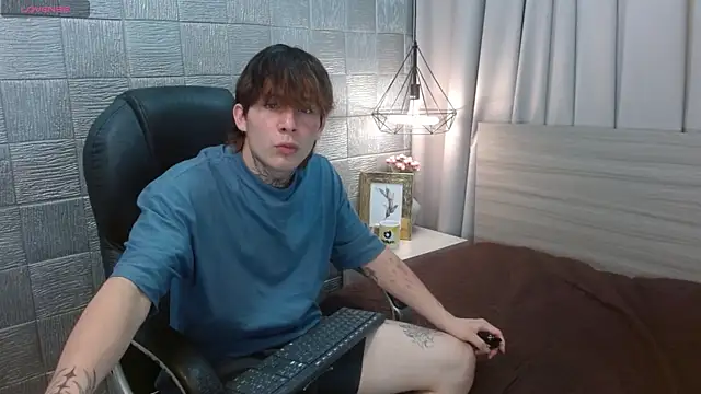 Snapshot of Iantwink18 chatting on September 26, 5:32 pm Iantwink18 online show from September 26, 5:32 pm