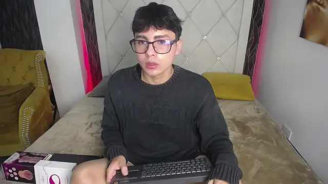 Snapshot of SamuFOXXX chatting on October 2, 8:24 pm SamuFOXXX online show from October 2, 8:24 pm