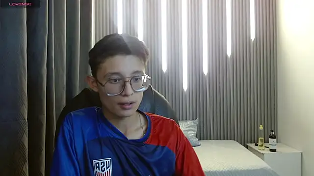 SantiagoRusso18 online show from February 20, 6:19 am