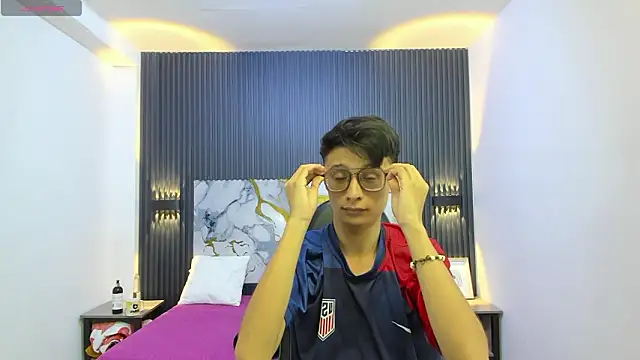 SantiagoRusso18 online show from February 13, 8:36 pm