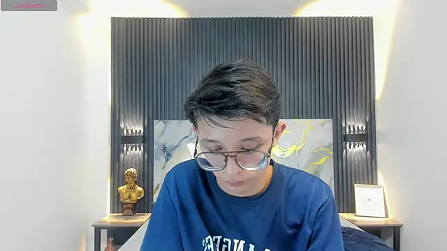 Snapshot of SantiagoRusso18 chatting on October 8, 3:38 pm SantiagoRusso18 online show from October 8, 3:38 pm