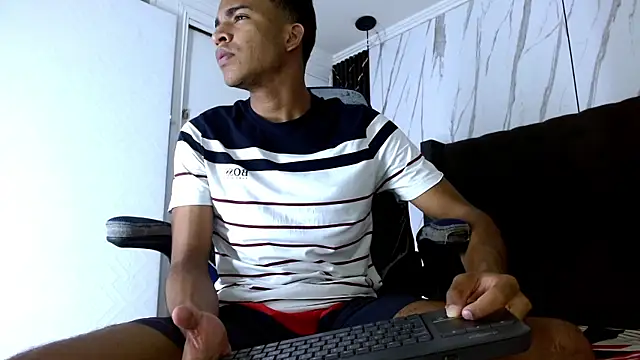 Snapshot of aston_xvera chatting on October 8, 3:11 am aston xvera online show from October 8, 3:11 am