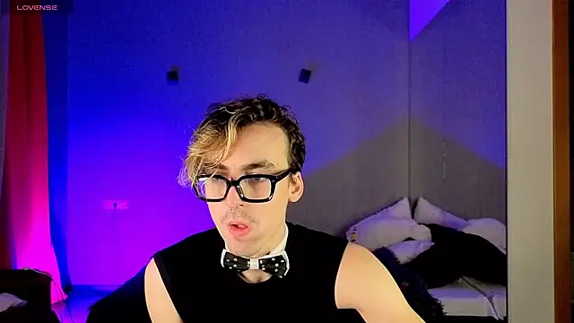 Snapshot of OLIVER__MARTINEZ chatting on October 13, 5:24 am OLIVER MARTINEZ online show from October 13, 5:24 am
