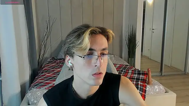 Snapshot of OLIVER__MARTINEZ chatting on September 24, 8:18 pm OLIVER MARTINEZ online show from September 24, 8:18 pm