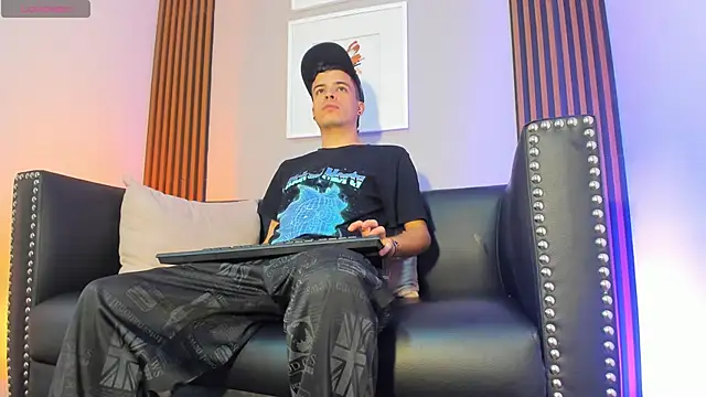 kevinn blue1 online show from November 6, 11:41 pm