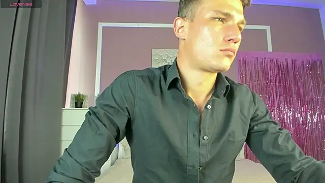 Snapshot of AdamGold01 chatting on September 18, 8:16 am AdamGold01 online show from September 18, 8:16 am