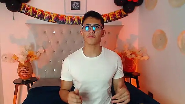 Snapshot of SalvadorFit chatting on October 12, 8:47 pm SalvadorFit online show from October 12, 8:47 pm