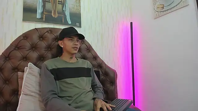 Snapshot of noah_blake0 chatting on September 18, 2:13 am noah blake0 online show from September 18, 2:13 am