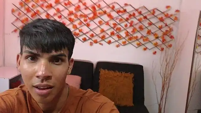 Snapshot of David_925_ chatting on October 15, 8:05 pm David 925 online show from October 15, 8:05 pm