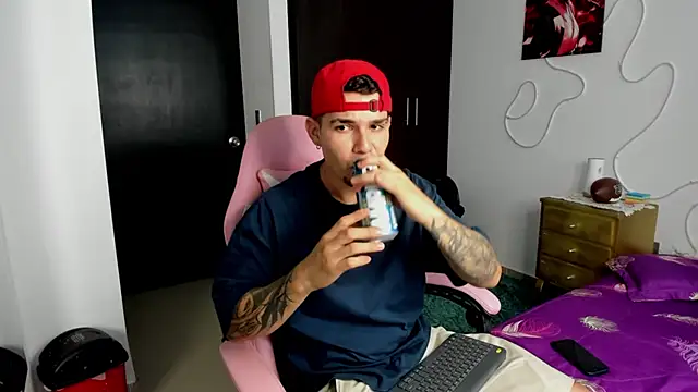 BooyHott  online show from October 16, 7:22 pm