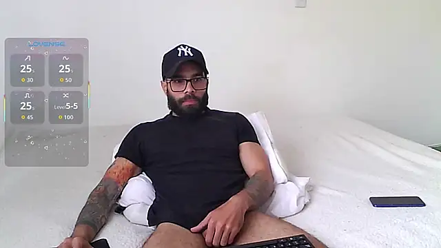 Snapshot of htrebor87 chatting on October 8, 6:56 pm htrebor87 online show from October 8, 6:56 pm