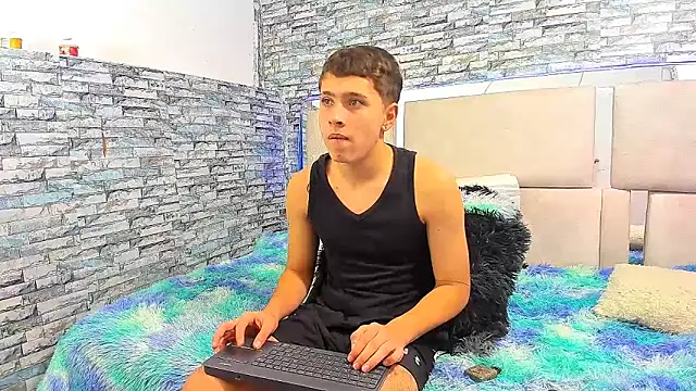 Snapshot of Julian_wolf18 chatting on October 16, 3:31 pm Julian wolf18 online show from October 16, 3:31 pm