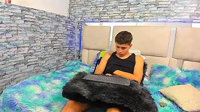 Snapshot of Julian_wolf18 chatting on October 2, 2:32 pm Julian wolf18 online show from October 2, 2:32 pm