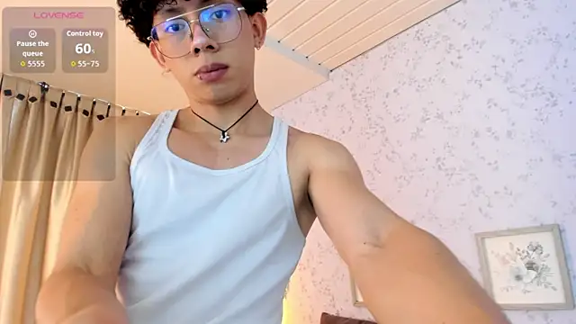 liam twiink online show from April 18, 7:07 pm