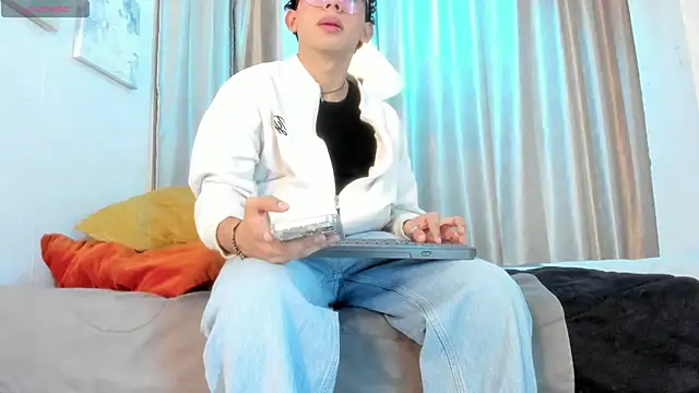 liam twiink online show from April 23, 7:49 pm