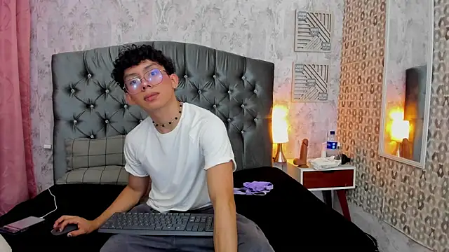 liam twiink online show from February 17, 3:27 am