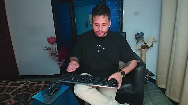 LucasGaeel online show from June 6, 12:27 am