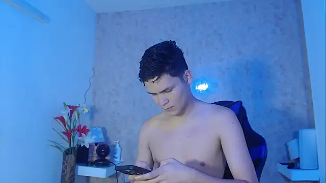 Snapshot of Aaron_Foxxx chatting on September 27, 12:47 pm Aaron Foxxx online show from September 27, 12:47 pm