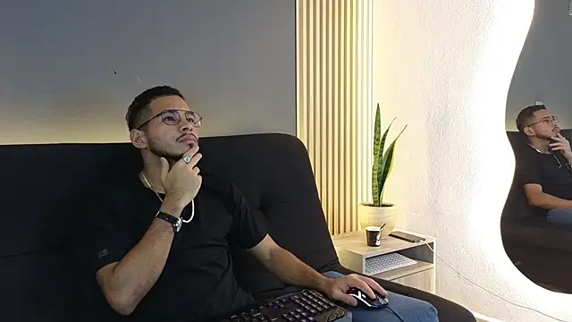 Snapshot of Jaybrown__1 chatting on October 7, 4:38 am Jaybrown 1 online show from October 7, 4:38 am
