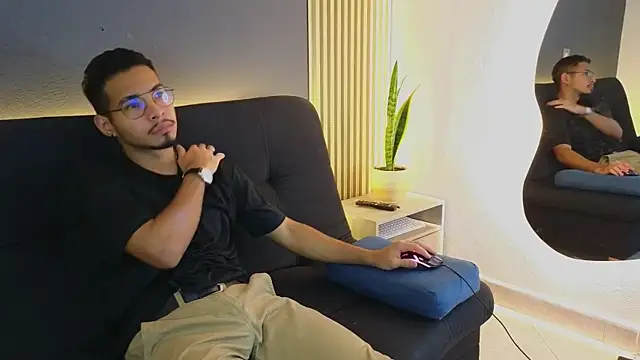 Snapshot of Jaybrown__1 chatting on October 13, 4:40 am Jaybrown 1 online show from October 13, 4:40 am