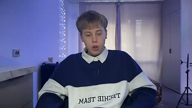 Snapshot of _bee_boy_ chatting on October 8, 2:54 pm bee boy online show from October 8, 2:54 pm
