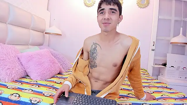 Snapshot of Hottie_Guy chatting on October 15, 6:26 pm Hottie Guy online show from October 15, 6:26 pm
