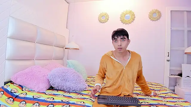 Snapshot of Hottie_Guy chatting on October 14, 6:15 pm Hottie Guy online show from October 14, 6:15 pm