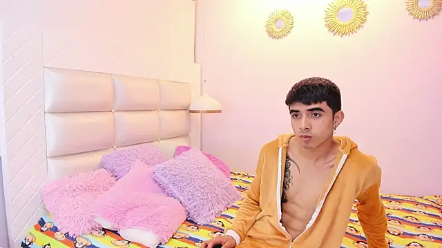 Snapshot of Hottie_Guy chatting on October 6, 6:45 pm Hottie Guy online show from October 6, 6:45 pm