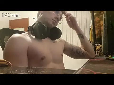 Snapshot of SweetGoodBoy22 chatting on October 3, 1:43 am SweetGoodBoy22 online show from October 3, 1:43 am