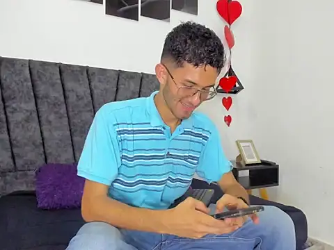 Snapshot of ianthompsoncut chatting on October 6, 6:01 pm ianthompsoncut online show from October 6, 6:01 pm