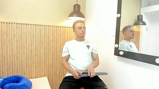 Cristopher Travis online show from October 15, 4:09 am
