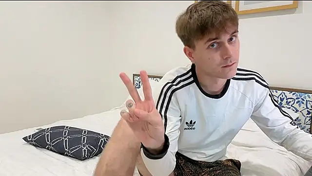 uwucutieboy online show from October 15, 2:57 pm