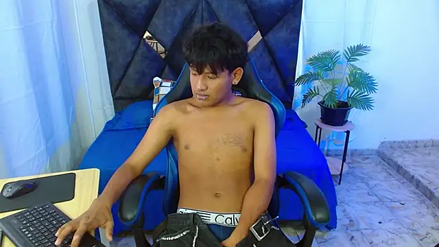 Felixcum18 online show from October 15, 9:00 pm