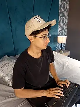 Aaron Eze online show from April 21, 6:36 pm