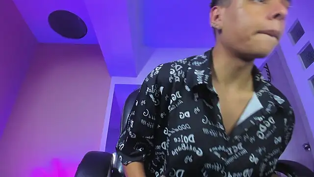 Xavier Fox    online show from March 5, 3:58 am