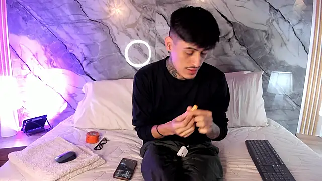 enzorodriguezz online show from November 6, 1:03 pm