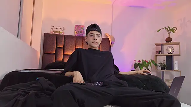 Sebastian Reed online show from March 11, 5:03 am