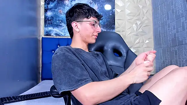 ElanGiraldo online show from April 24, 9:50 pm