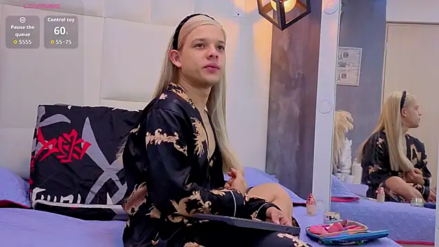 Valentino moretti online show from April 18, 12:50 pm