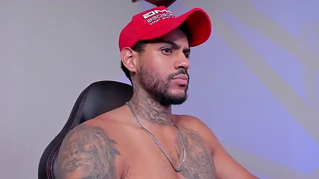 LuigiVitale 1 online show from December 3, 1:33 am