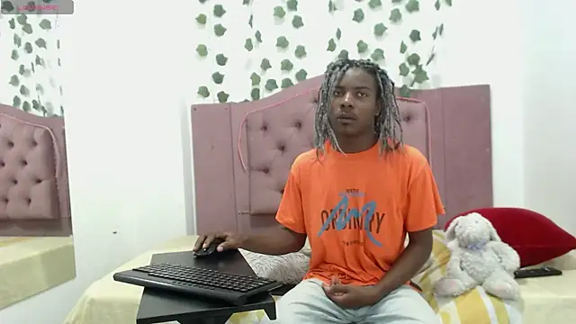NoahJhonson69 online show from June 10, 11:34 am