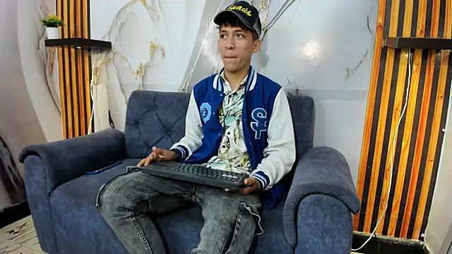 Alex LatinBoy18 online show from November 23, 9:37 pm